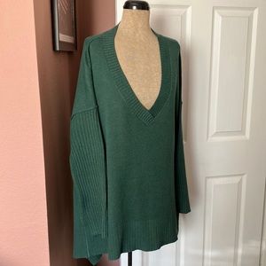 Free People oversized beautiful Forest Green sweater size L. Never worn.